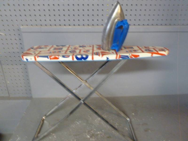 lot 98 image: Vintage Toys