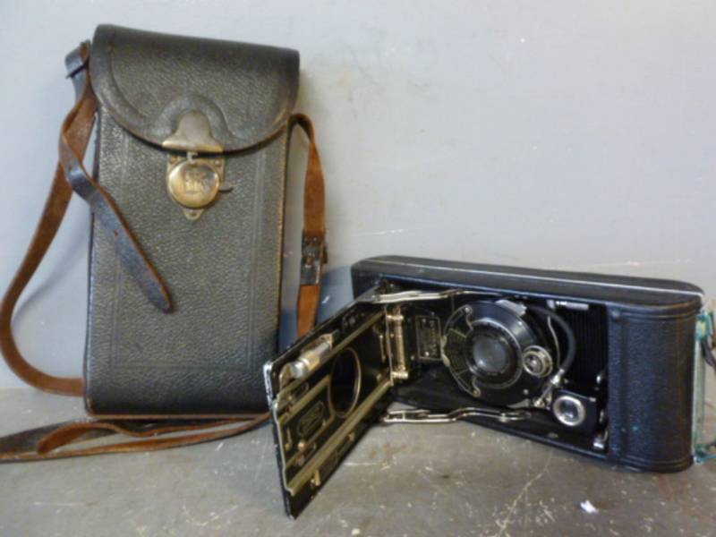 lot 165 image: Antique Camera