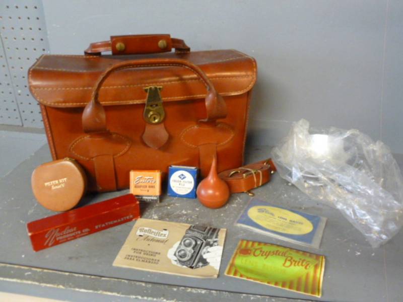 lot 166 image: Vintage Camera Items