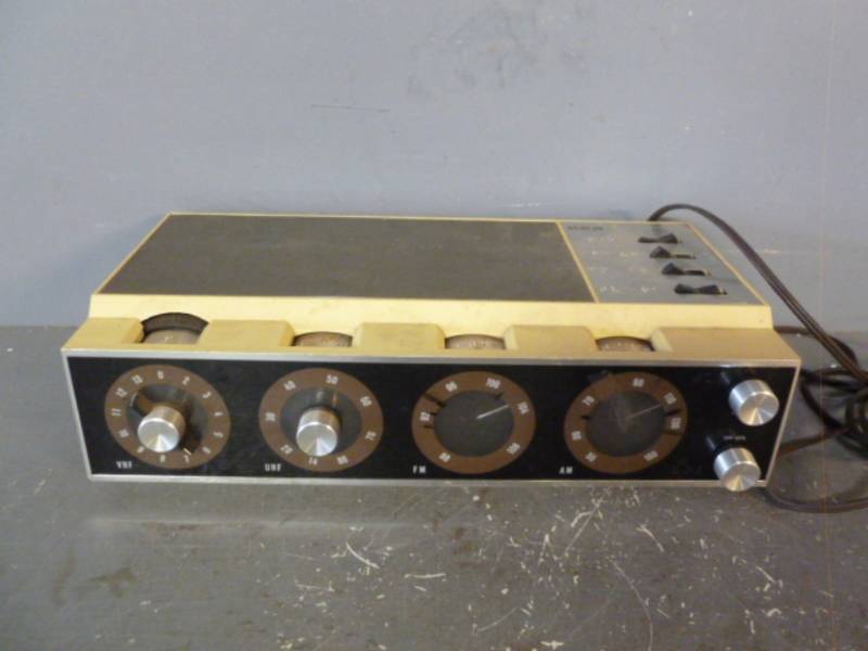 lot 167 image: Vintage Radio