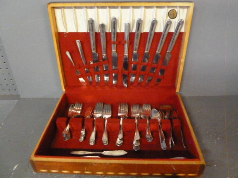 lot 173 image: Vintage Silverplate Flatware
