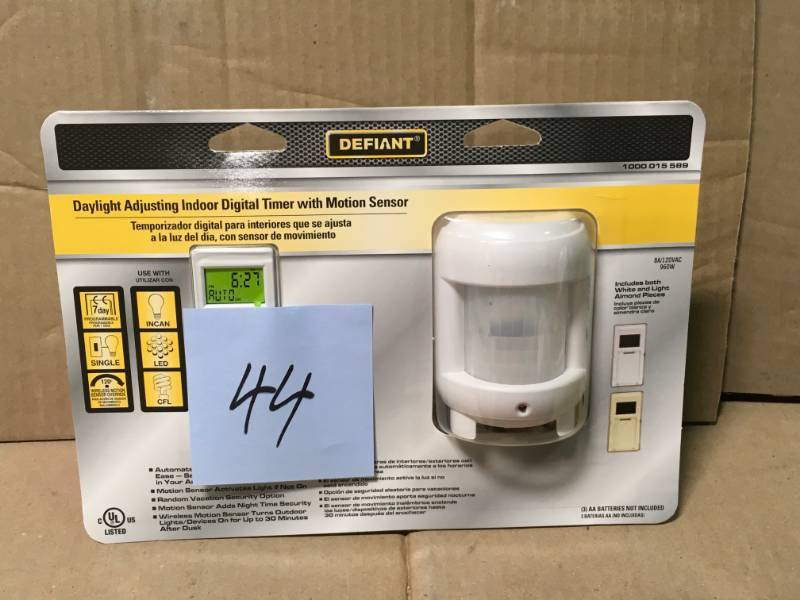 lot 44 image: Defiant SunSmart 8 Amp In-Wall Digital Timer new