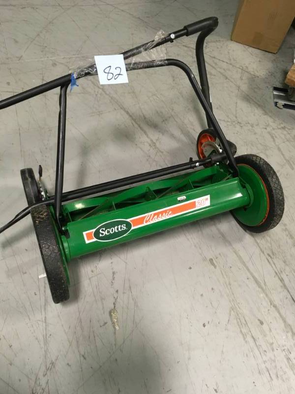 lot 82 image: Scotts 20 in. W Manual-Push Lawn Mower in good condition
