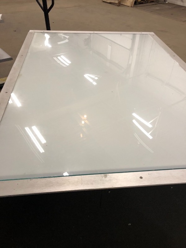 lT63 medical exam table whit electric switch in decent condition