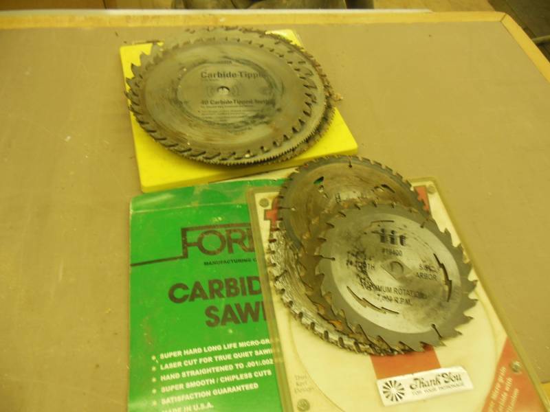 lot 24 image: Approximately 25 used saw blades...