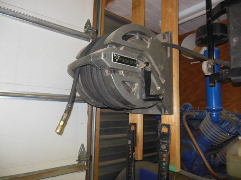 lot 25 image: Air tool hose caddy (believed 150)...