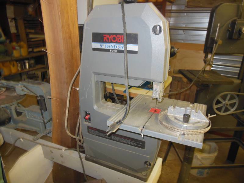 lot 30 image: Ryobi 9 bandsaw with extra blade a...