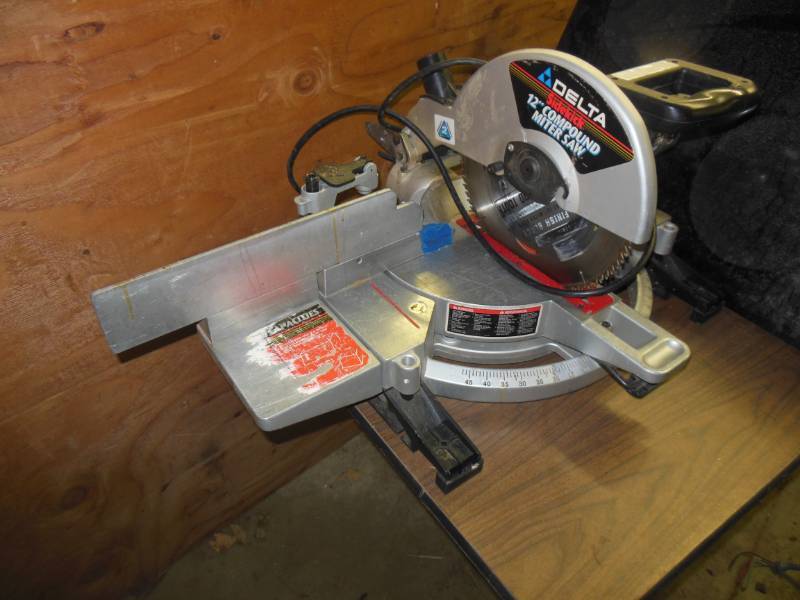 lot 40 image: Delta 12 compound miter saw, missi...