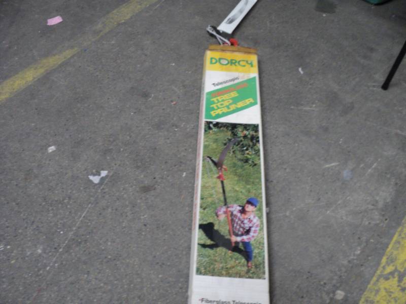 lot 19 image: telescopic fiberglass tree top Prun...