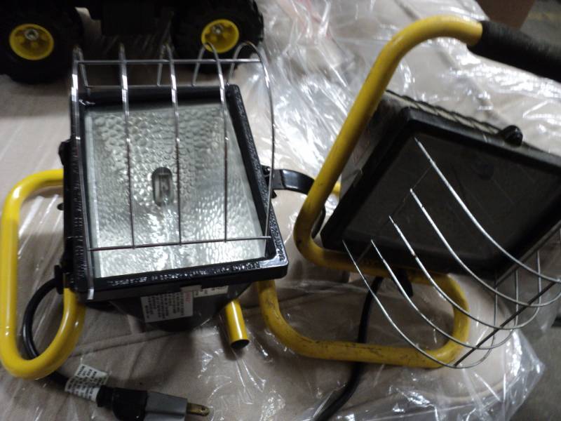 lot 21 image: 500 watt Portable Halogen Lights - ...