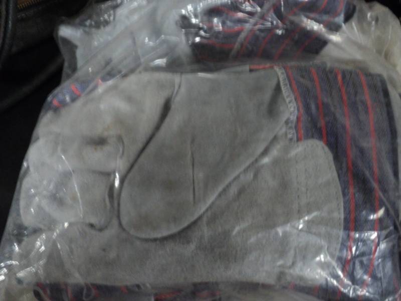 lot 33 image: 6 pair of work gloves...
