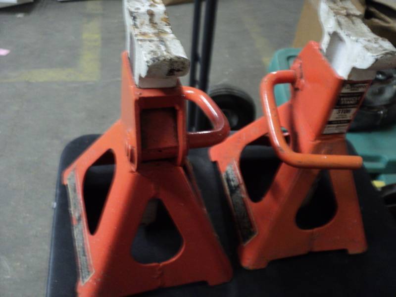 lot 38 image: car jacks- 3 ton...