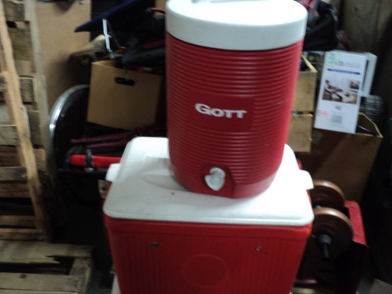 lot 50 image: Cooler and Gott Beverage cooler...
