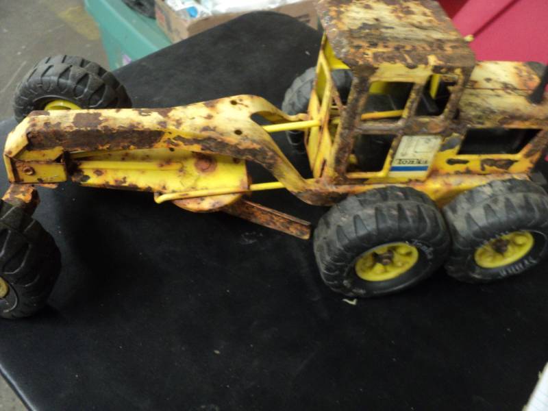 lot 76 image: Tonka metal toys...