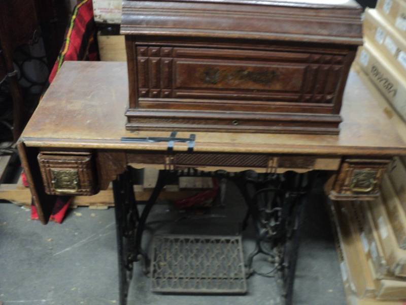 lot 153 image: Vintage Singer Sewing Machine and C...