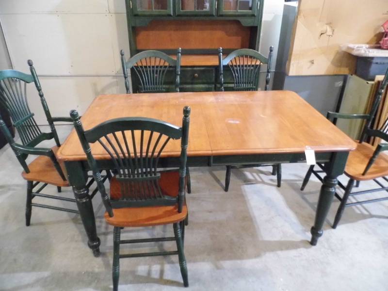 Table w 5 Chairs - 1 leaf