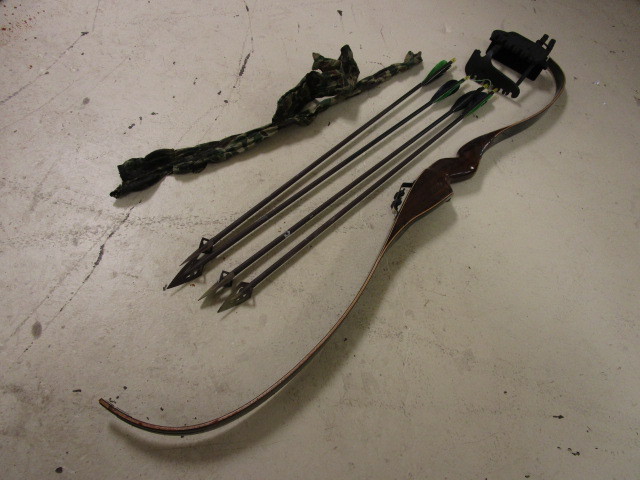 lot 305 image: BROWNING RECURVE BOW  TOMAHAWK