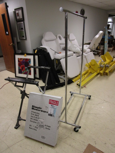 lot 319 image: ROLLING RACKS