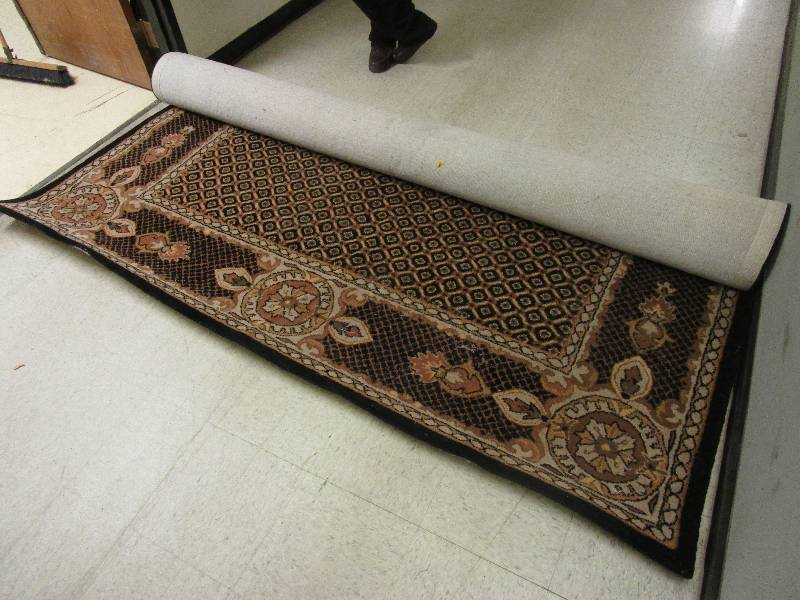 lot 318 image: HANDTUFTED WOOL AREA RUG