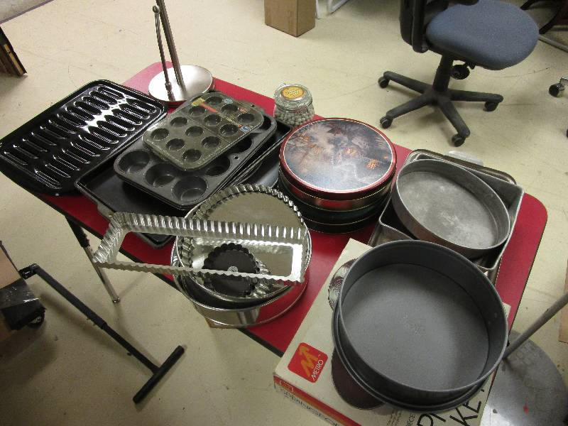 lot 329 image: METAL BAKE WARE