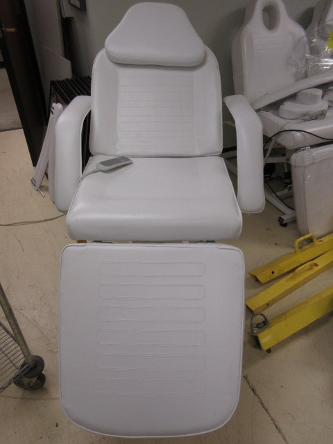 lot 402 image: SPA FACIAL AND MASSAGE CHAIR