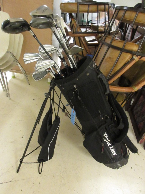lot 421 image: SET OF GOLF CLUBS WITH BAG