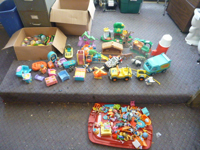 lot 22 image: Lot of Miscellaneous Toys