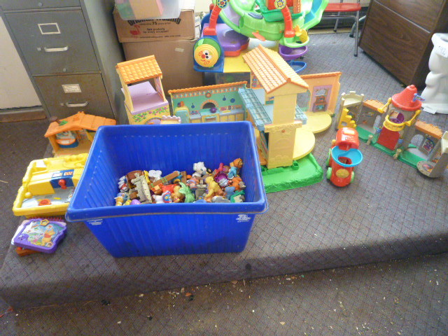 lot 24 image: Lot of Miscellaneous Toys