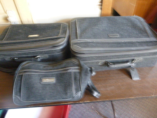 lot 28 image: Nice Jordache Suitcase Set