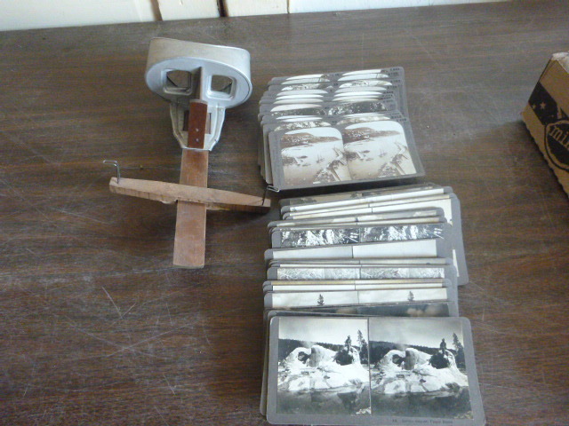 lot 29 image: Vintage Underwood and Underwood Stereoscope Viewer