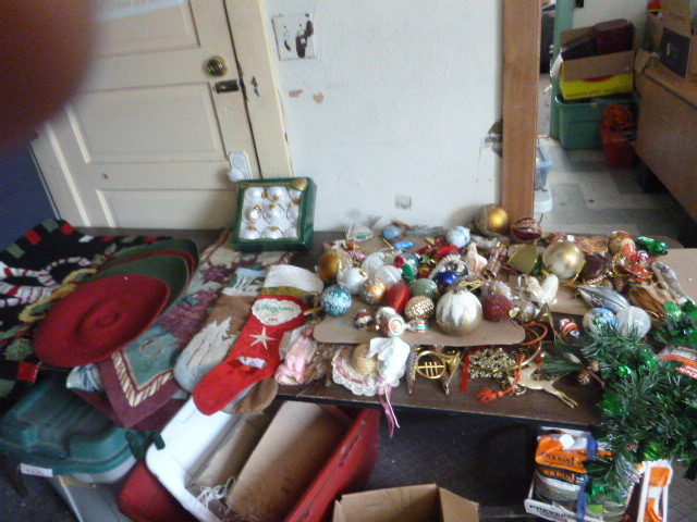 lot 39 image: Christmas Items