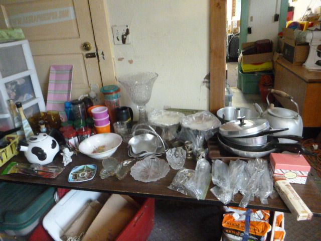 lot 40 image: Kitchen Items