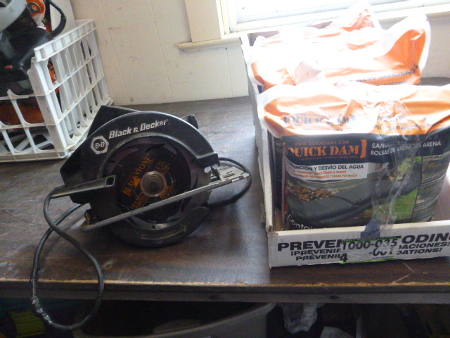 lot 47 image: Black & Decker Circular Saw