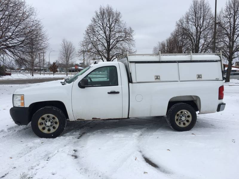 lot 4 image: 2008 CHEVY SILVERADO PICKUP - 1500 - 4 X 2 - 5.3 LITER VORTEC - NICE TOPPER - TONS OF TOOL STORAGE - NICE TIRES - NICE TRUCK  (#1393)