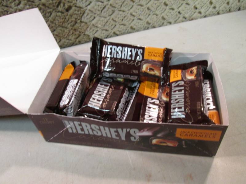 Box with 12 Hersheys Caramels Best ...