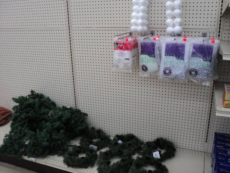lot 172 image: Christmas Wreaths, Foam Balls, Buff...
