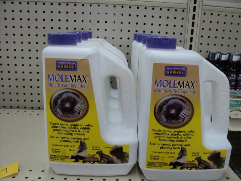 lot 277 image: 8 bottles of MoleMax Mole and Vole ...