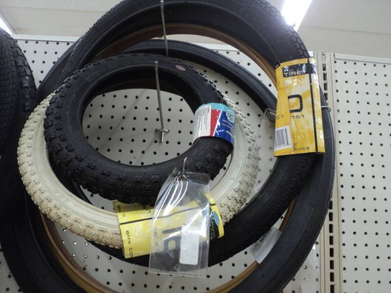 lot 303 image: Set of 6 Bike Tires  16, 20, 12....