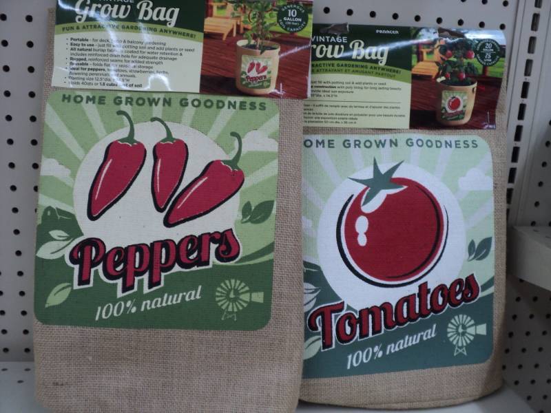 lot 311 image: 2 Peppers Grow Bags and 10 - 11cm s...