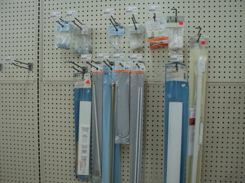 lot 322 image: Curtain Rod Misc  Hooks, Brackets,...