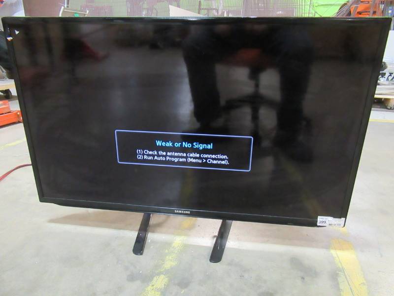 lot 104 image: Samsung UN40EH5300 40-Inch 1080p 60Hz LED HDTV SMART, With Remote