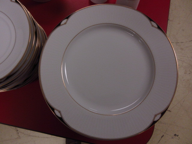 lot 703 image: OSCAR DE LA RENTA FINE CHINA