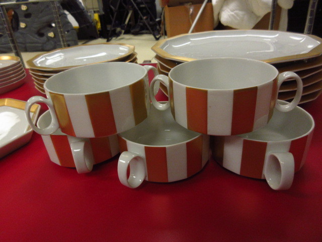 lot 706 image: ROSENTHAL POLYGON GOLD FINE CHINA DINNERWARE