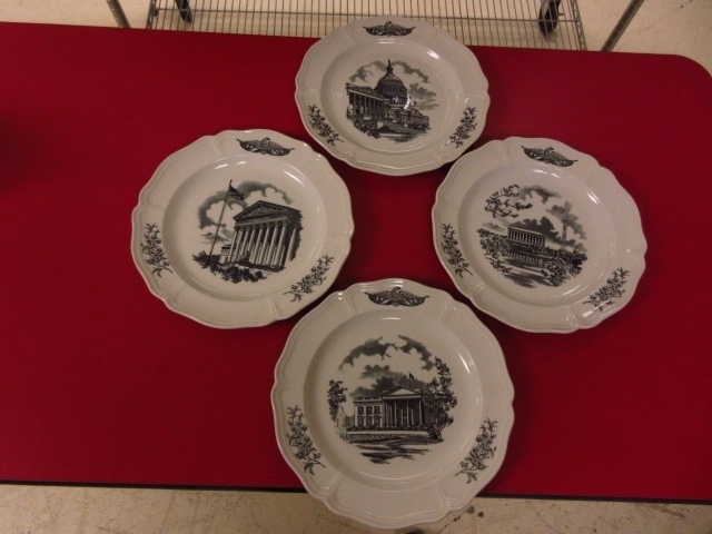 lot 710 image: WEDGEWOOD, THE FEDERAL CITY, COLLECTOR DINNER PLATES SET
