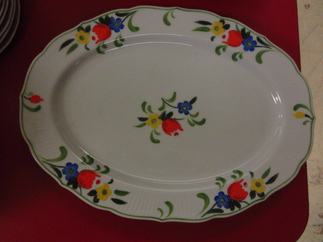 lot 712 image: TASTE SETTER, TULIP TIME, HAND PAINTED FINE CHINA DINNERWARE