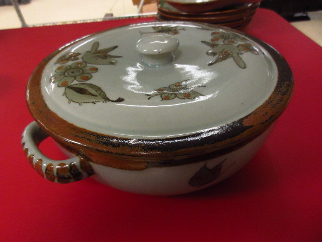 lot 713 image: KEN EDWARDS POTTERY DINNERWARE - EL PALOMAR, MEXICO