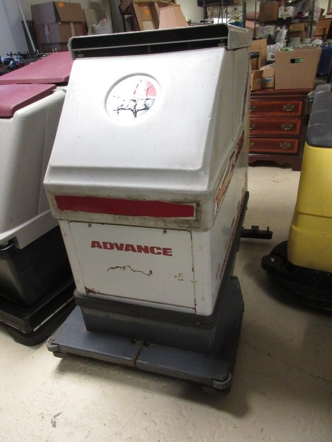 lot 607 image: ADVANCE CONVERTAMATIC 268 FLOOR SCRUBBER