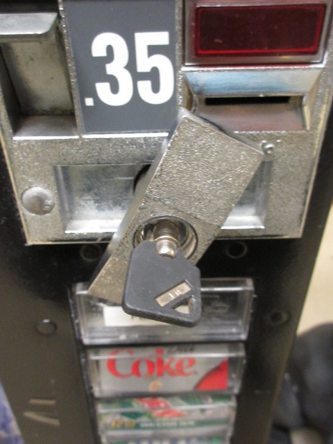 lot 613 image: PEPSI VENDING MACHINE