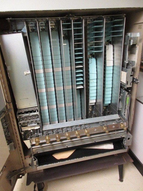 lot 614 image: VENDING MACHINE