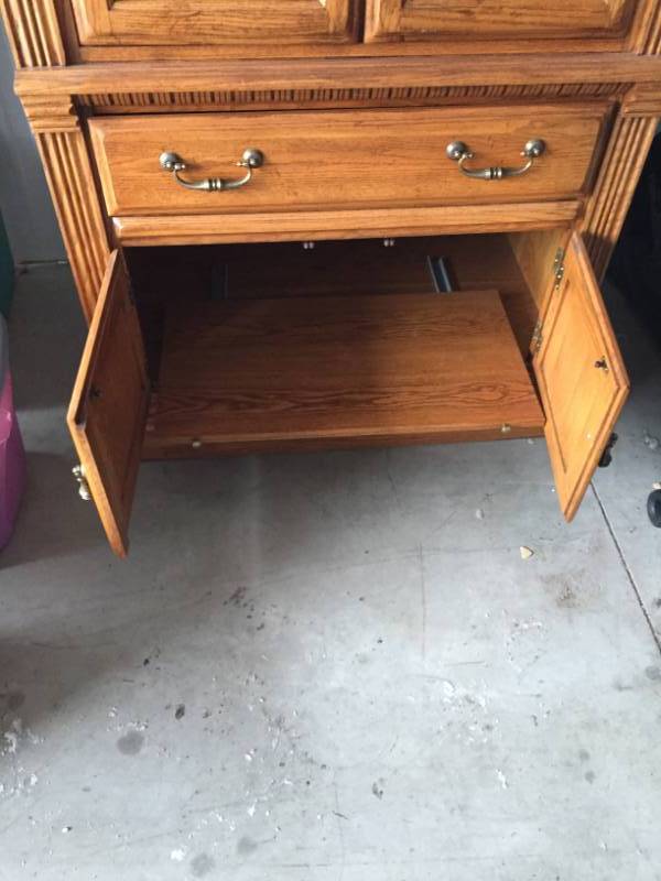 lot 10 image: Large wood entertainment center
